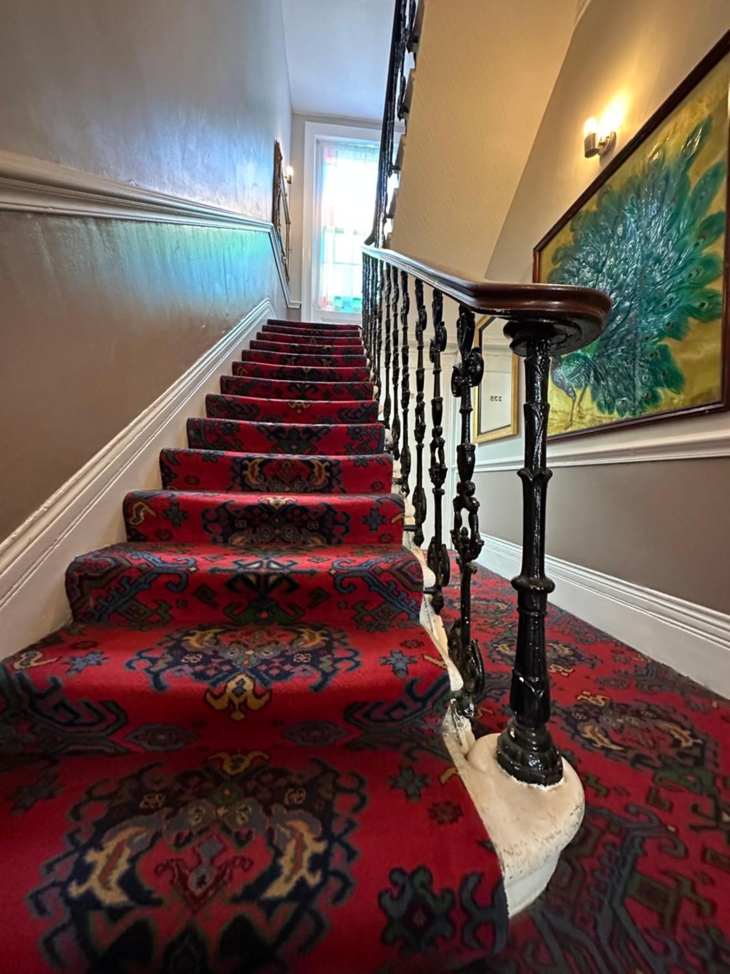 Tudor Court Hotel Londen Buitenkant foto