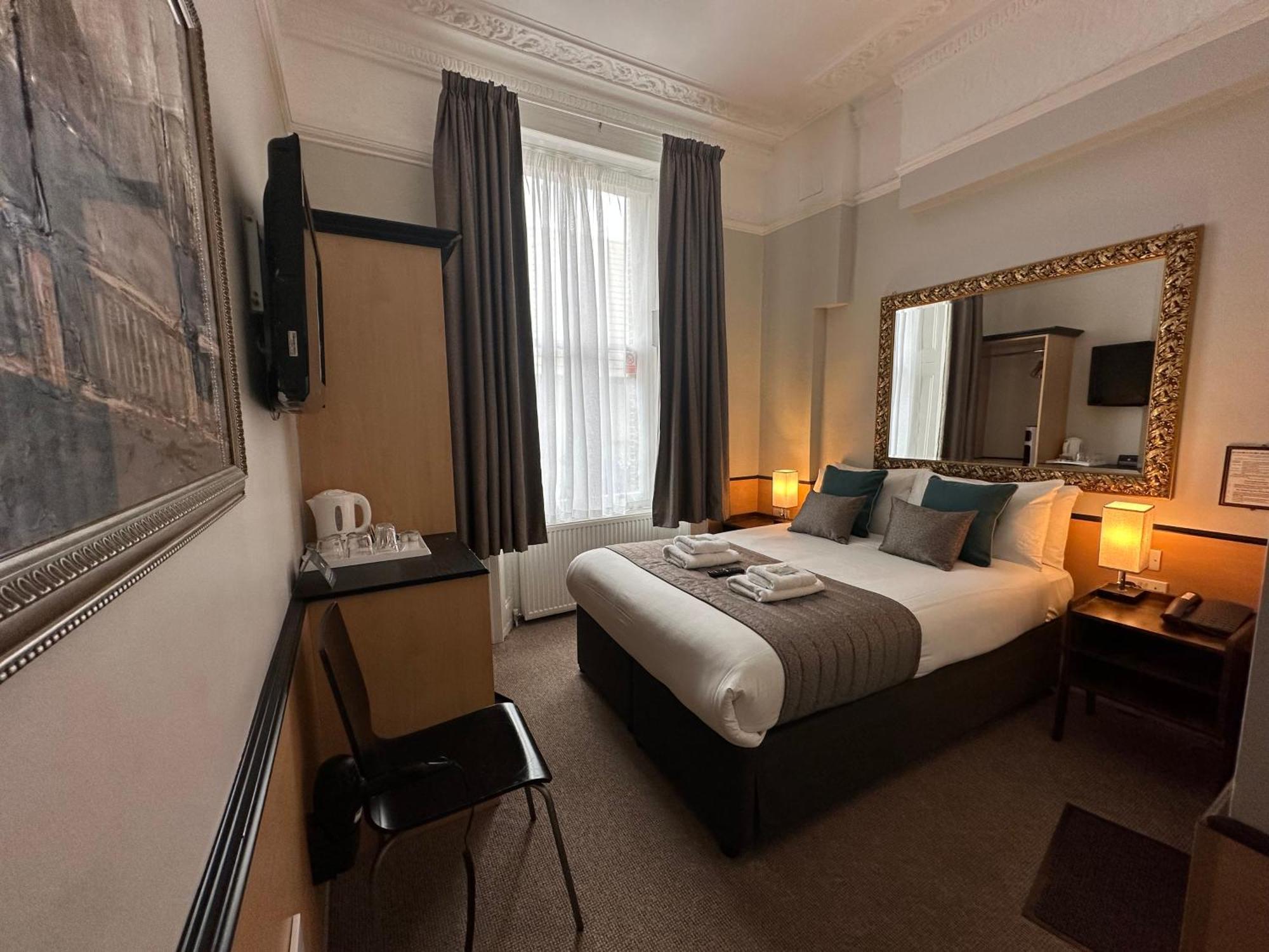 Tudor Court Hotel Londen Buitenkant foto