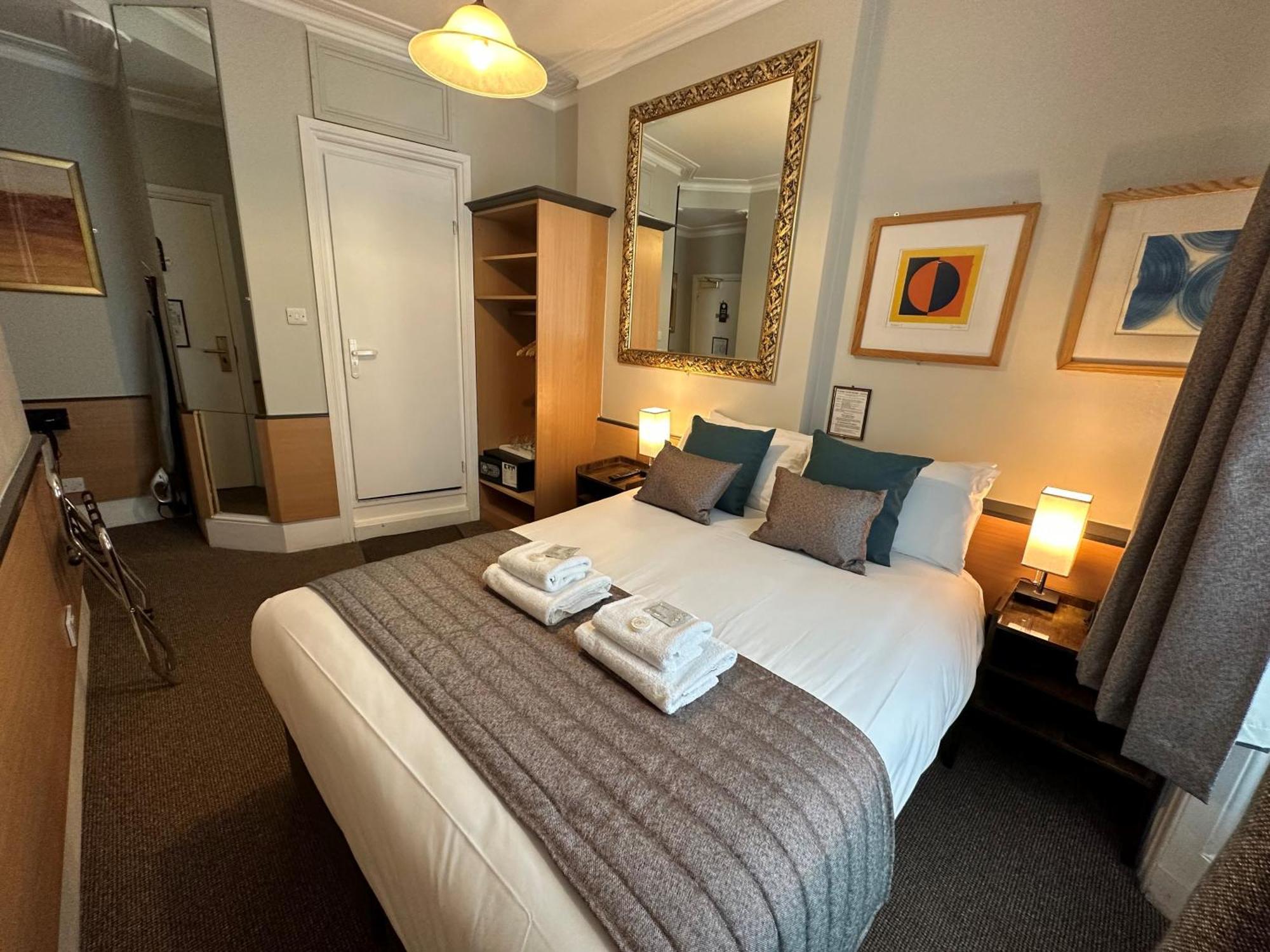 Tudor Court Hotel Londen Buitenkant foto