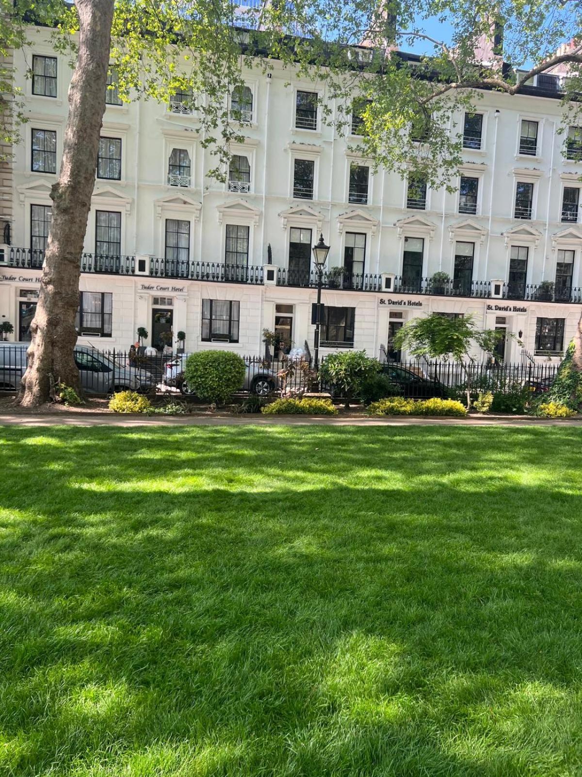 Tudor Court Hotel Londen Buitenkant foto