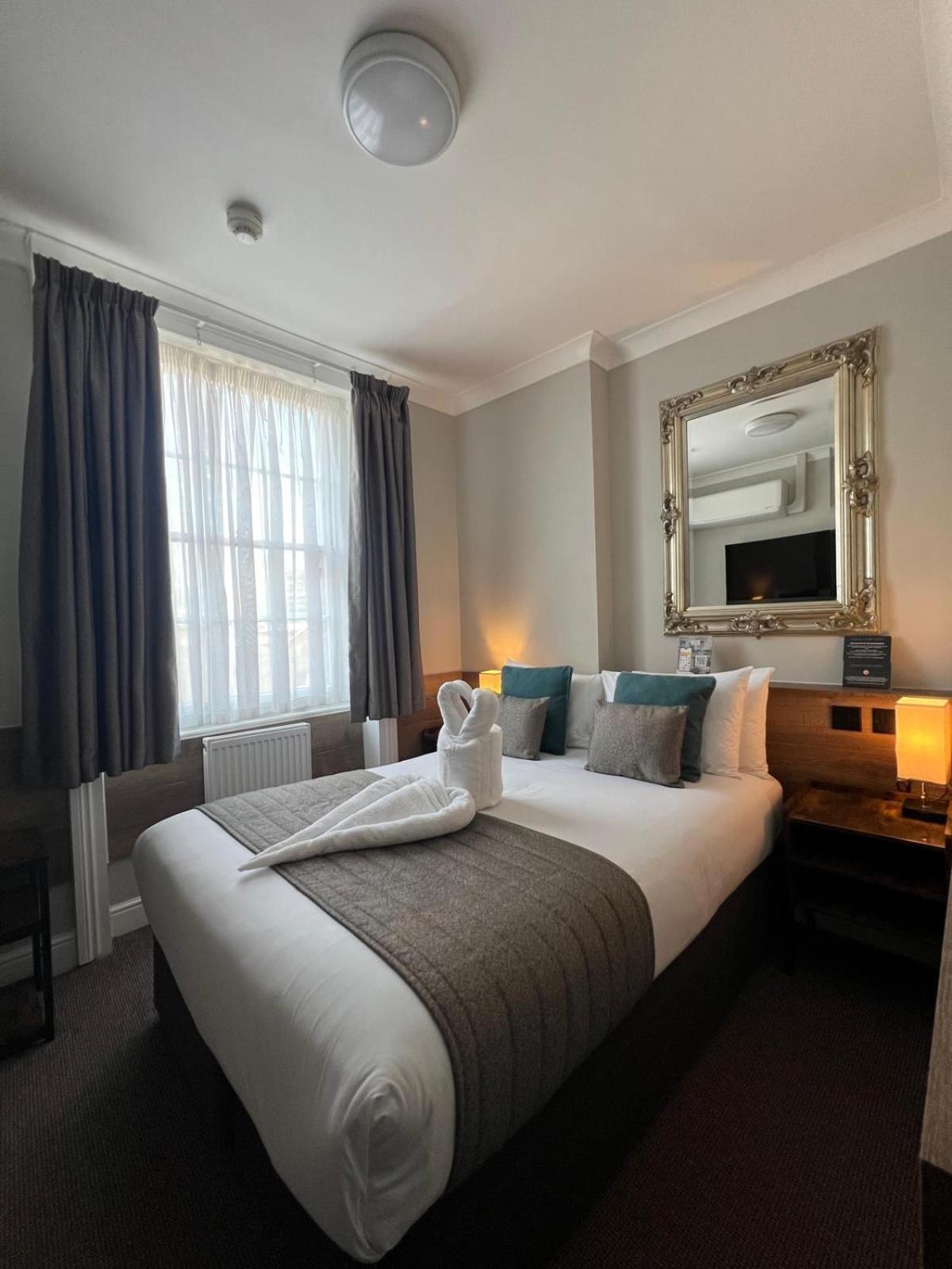 Tudor Court Hotel Londen Buitenkant foto