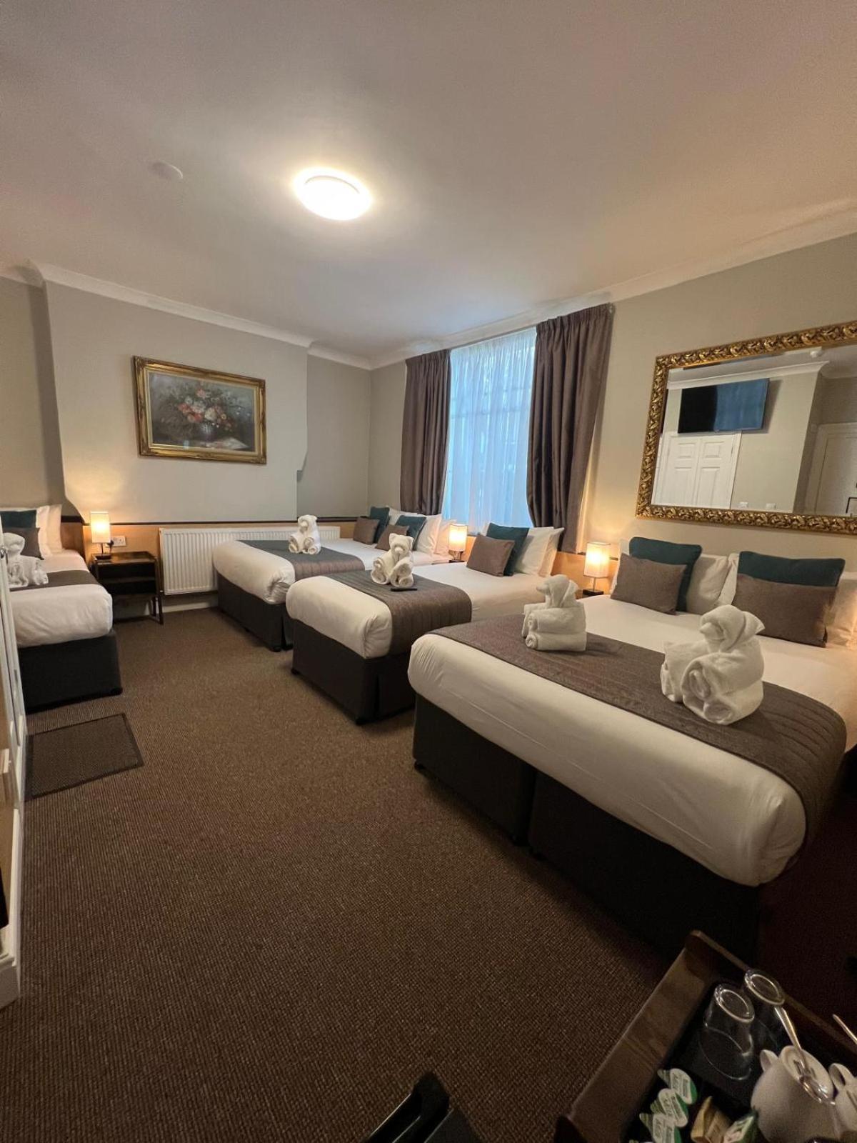 Tudor Court Hotel Londen Buitenkant foto