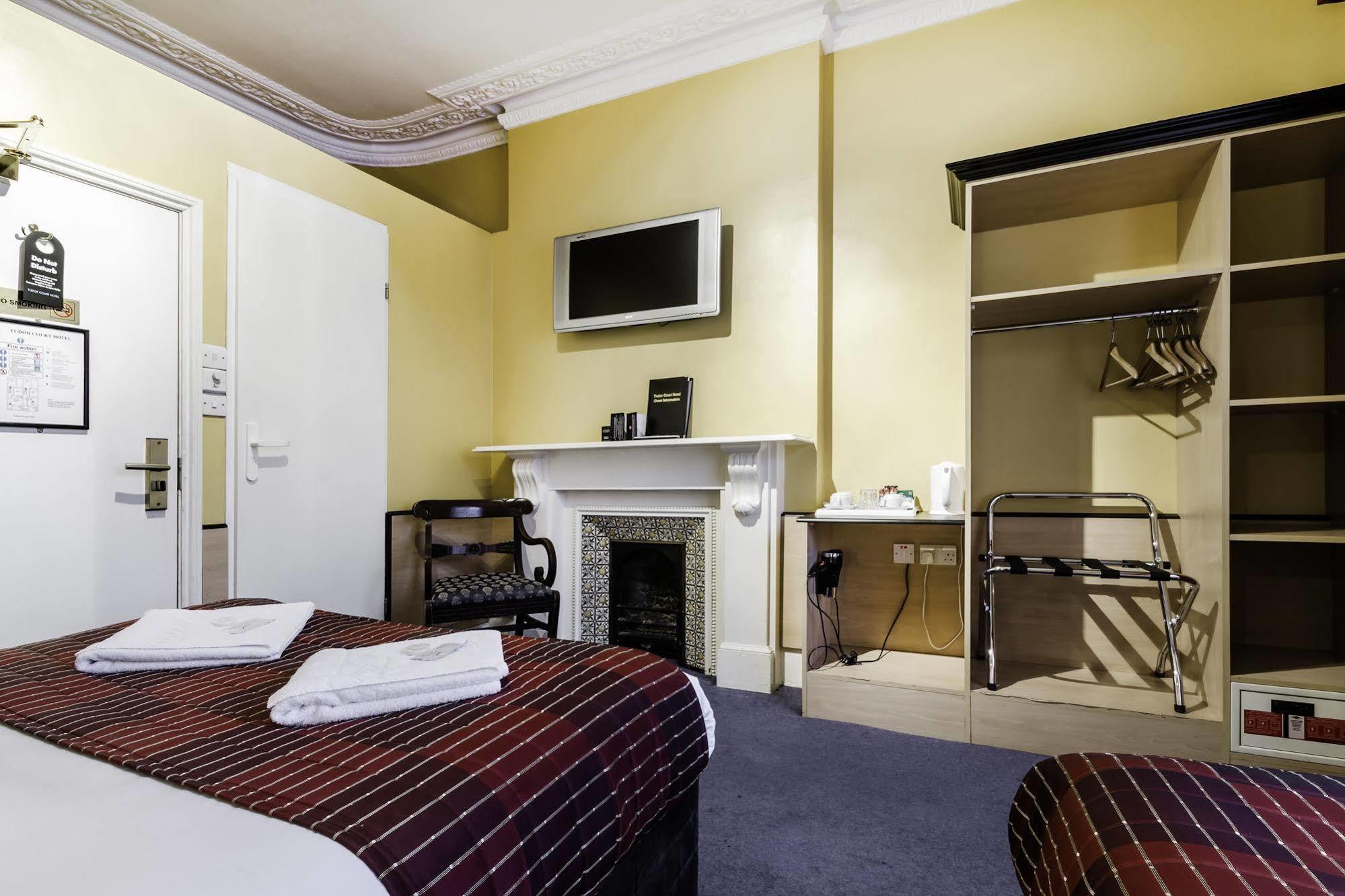 Tudor Court Hotel Londen Buitenkant foto